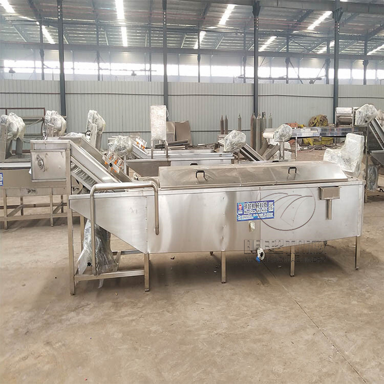 气浴式翻滚毛豆清洗机设备价格 该机首先经过叶菜清洗机进行清洗,清洗