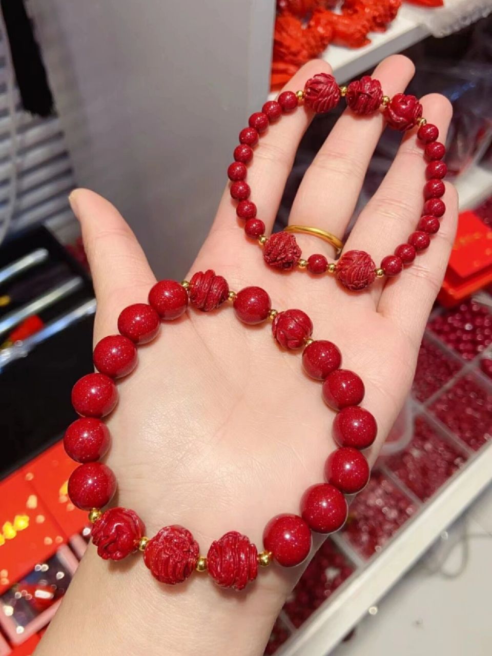 玉镯不建议和朱砂手串一起佩戴, 因为玉镯的硬度是比朱砂大的.