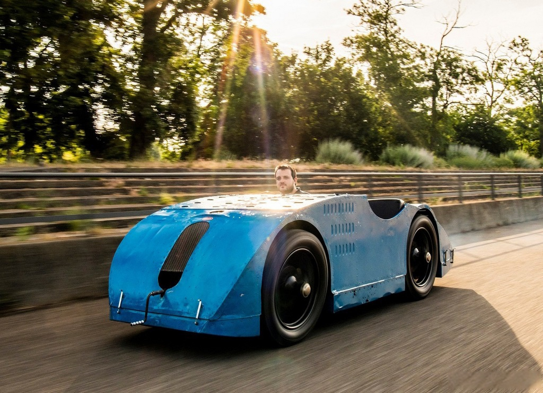 0升8缸汽油机90马力,1923年跑比赛的车,造了4台.