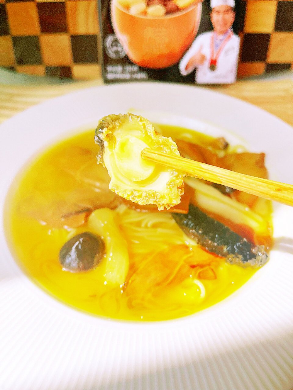 在家也能吃到佛跳墙捞面 外孙特别爱吃佛跳墙,经常买冷冻的佛跳墙回来