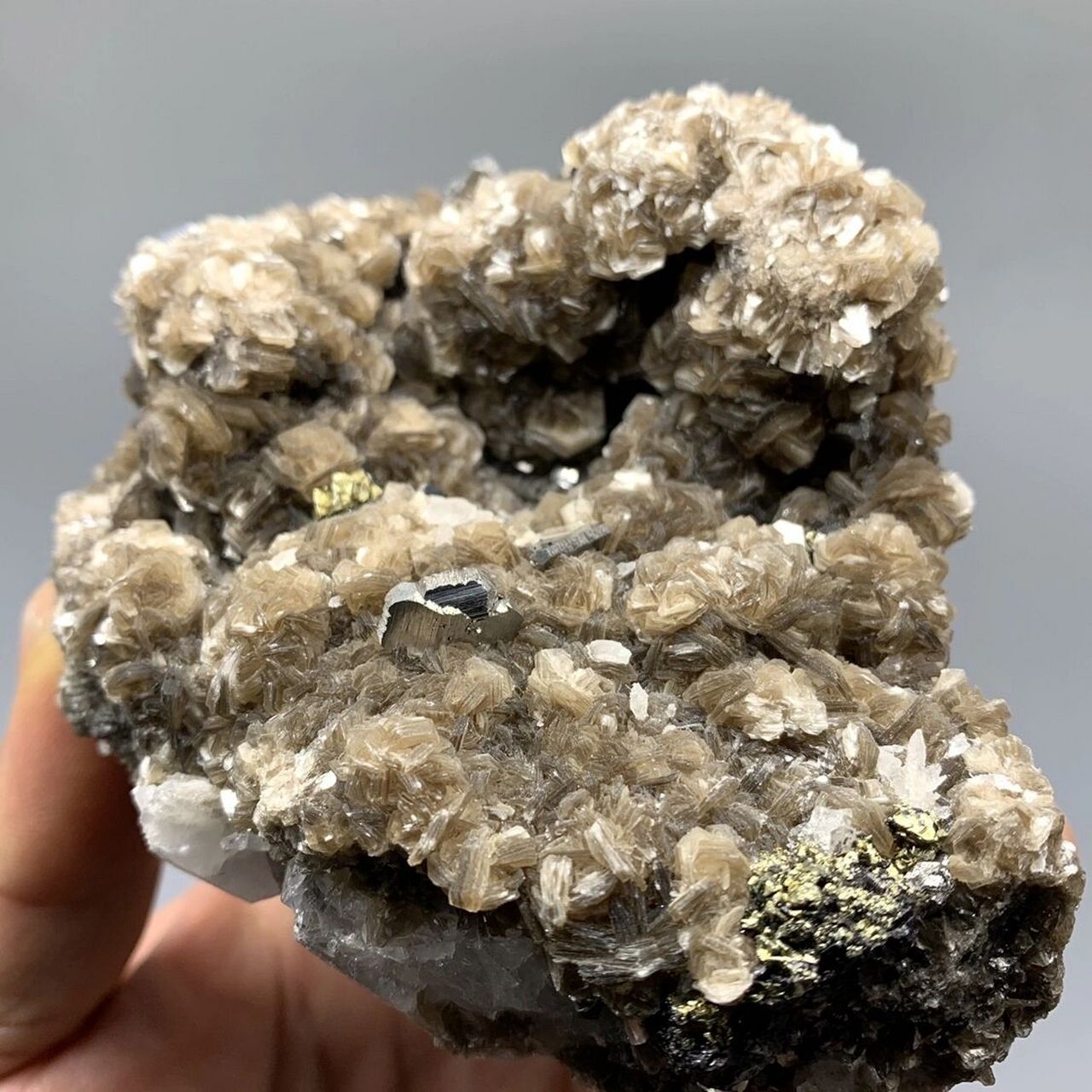 云母是一种造岩矿物,呈现六方形的片状晶形 是主要造岩矿物之一.