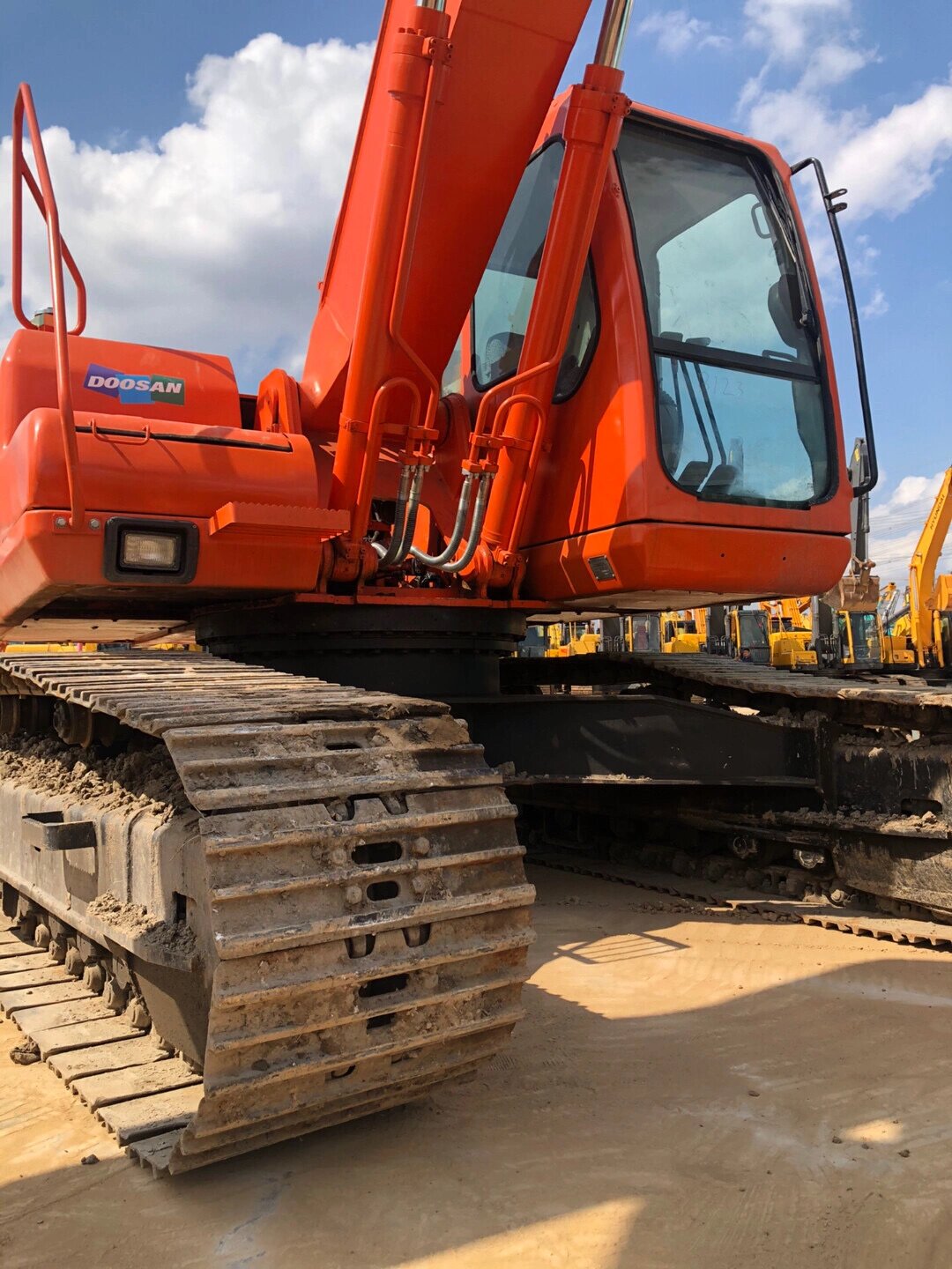 探秘斗山220挖掘机:性能卓越,安全可靠的大 斗山220挖掘机,是一台性能