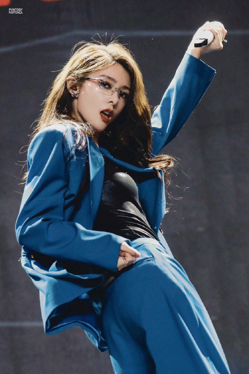 傅菁回应穿婚纱的粉丝#粉丝穿着婚纱来看她的演出,她就愿不愿意衫来