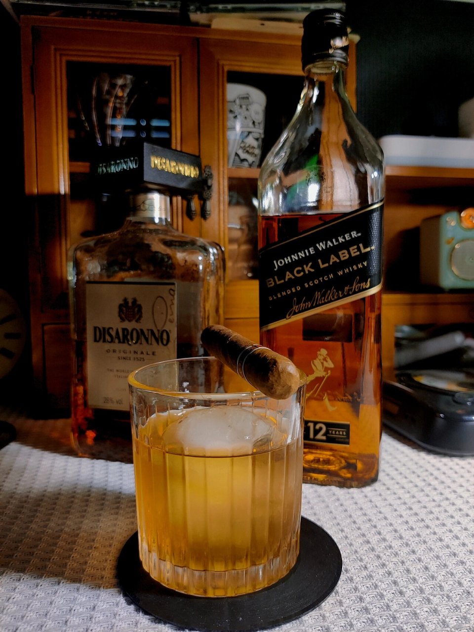 家庭调酒:教父 原料: 杏仁利口酒(便利店有小瓶酒,不用买这么大)