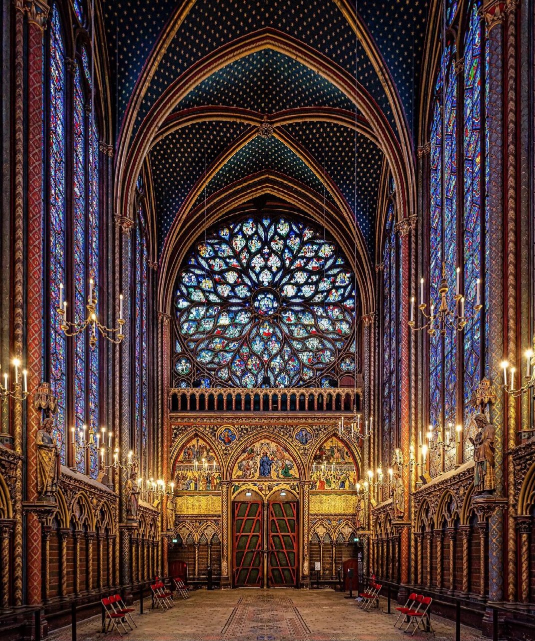 玫瑰花窗是哥特式建筑的特色之一,特别是中世纪教堂正门上方的大圆形