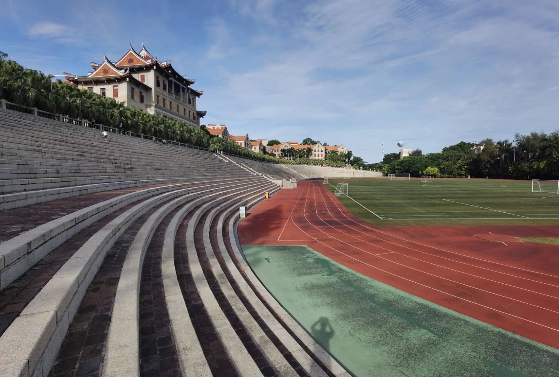 走进厦门大学校园 昨天,厦大自7月30日起重新开放预约入校参观的消息