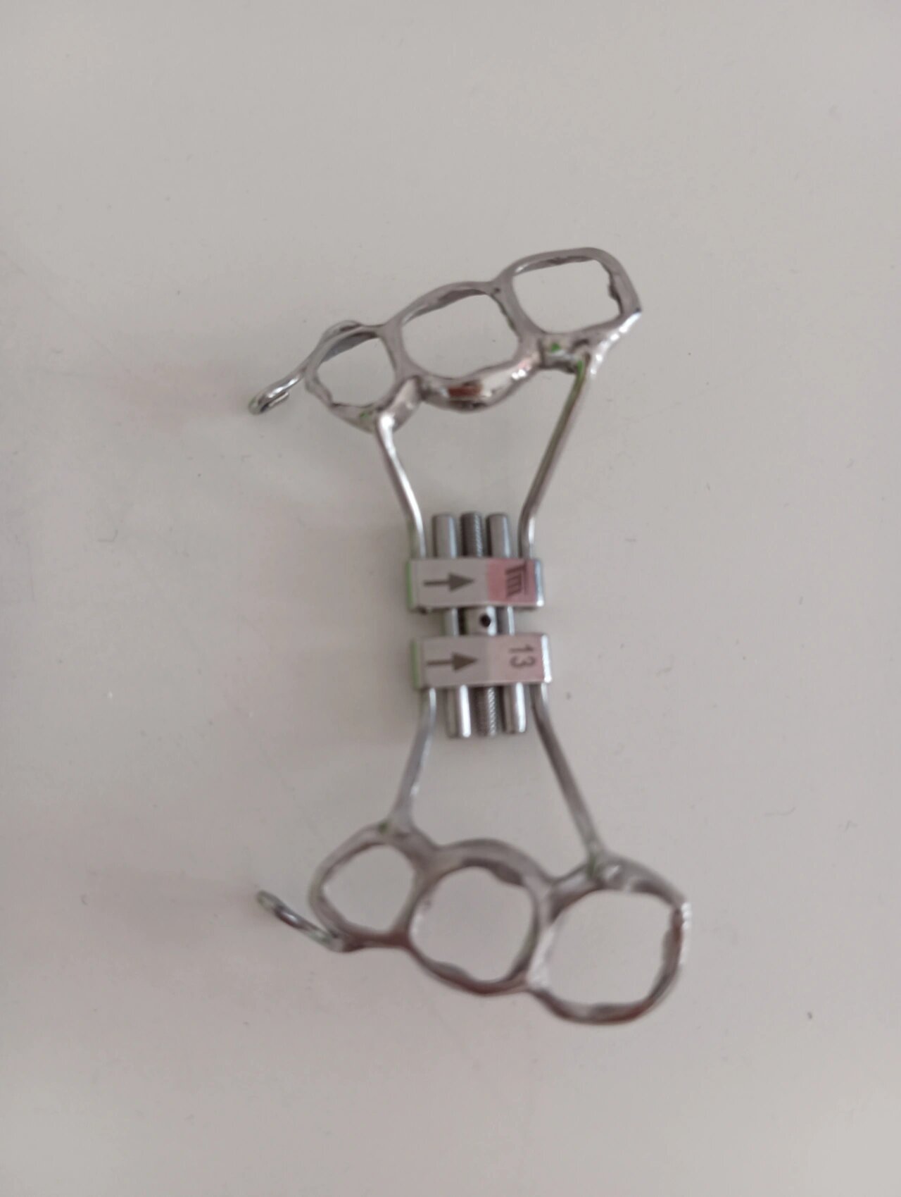 矫正三类错颌之上颌前牵支架式扩弓器 针对安氏三类错颌患者 这款矫治