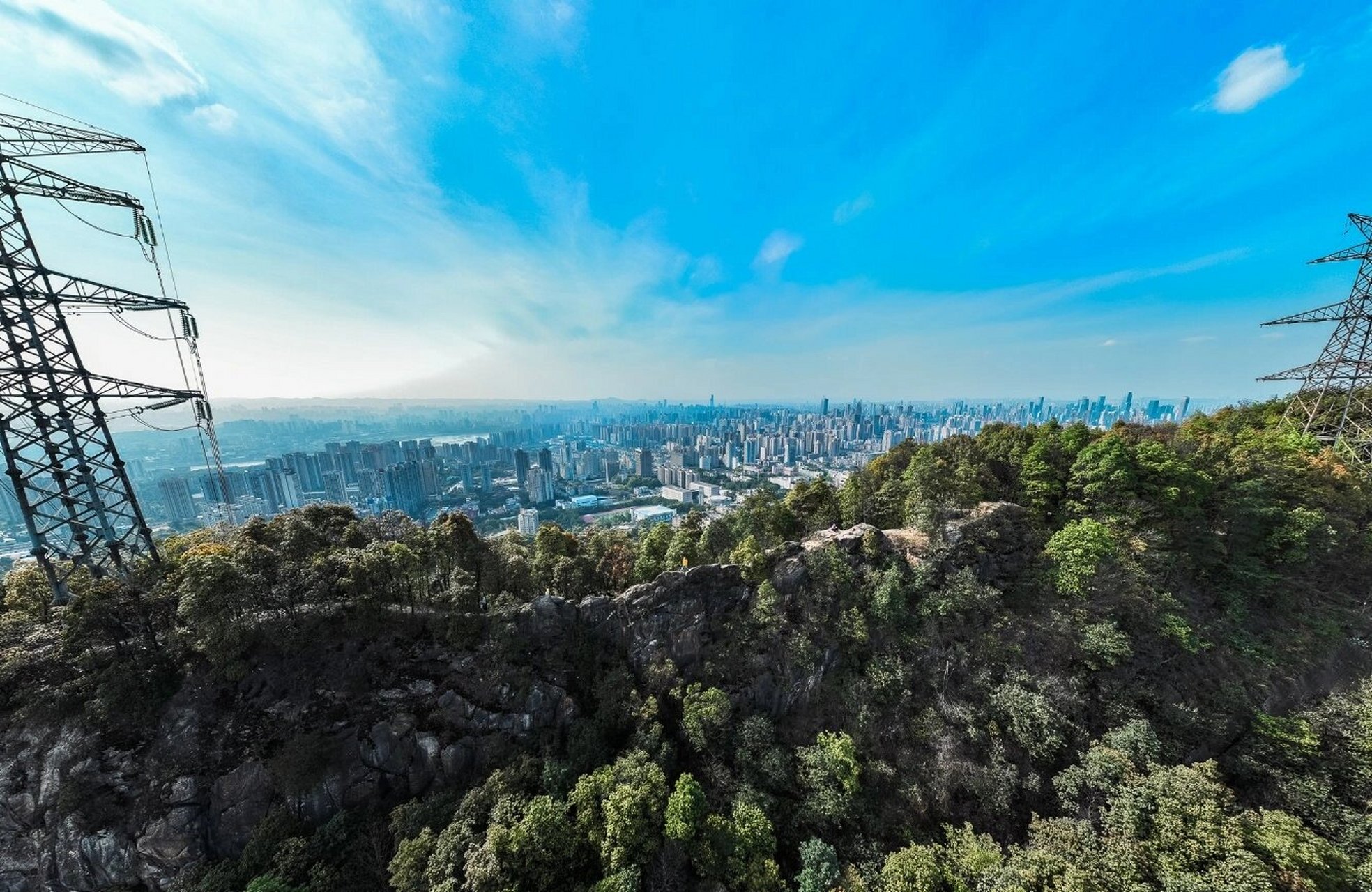 周末爬山～穿越龙脊山 重庆南岸龙脊山是一座以自然风光和户外探险