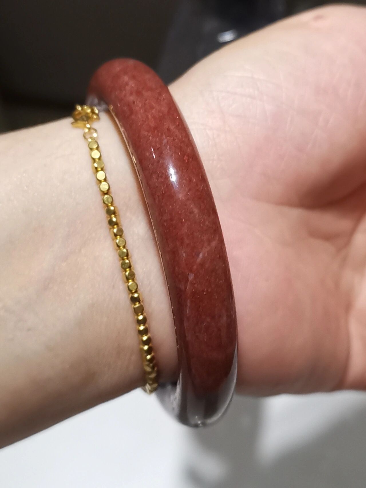 新入手的红镯子 传说中的佘太红 其实并不太知道佘太红是什么样 这个