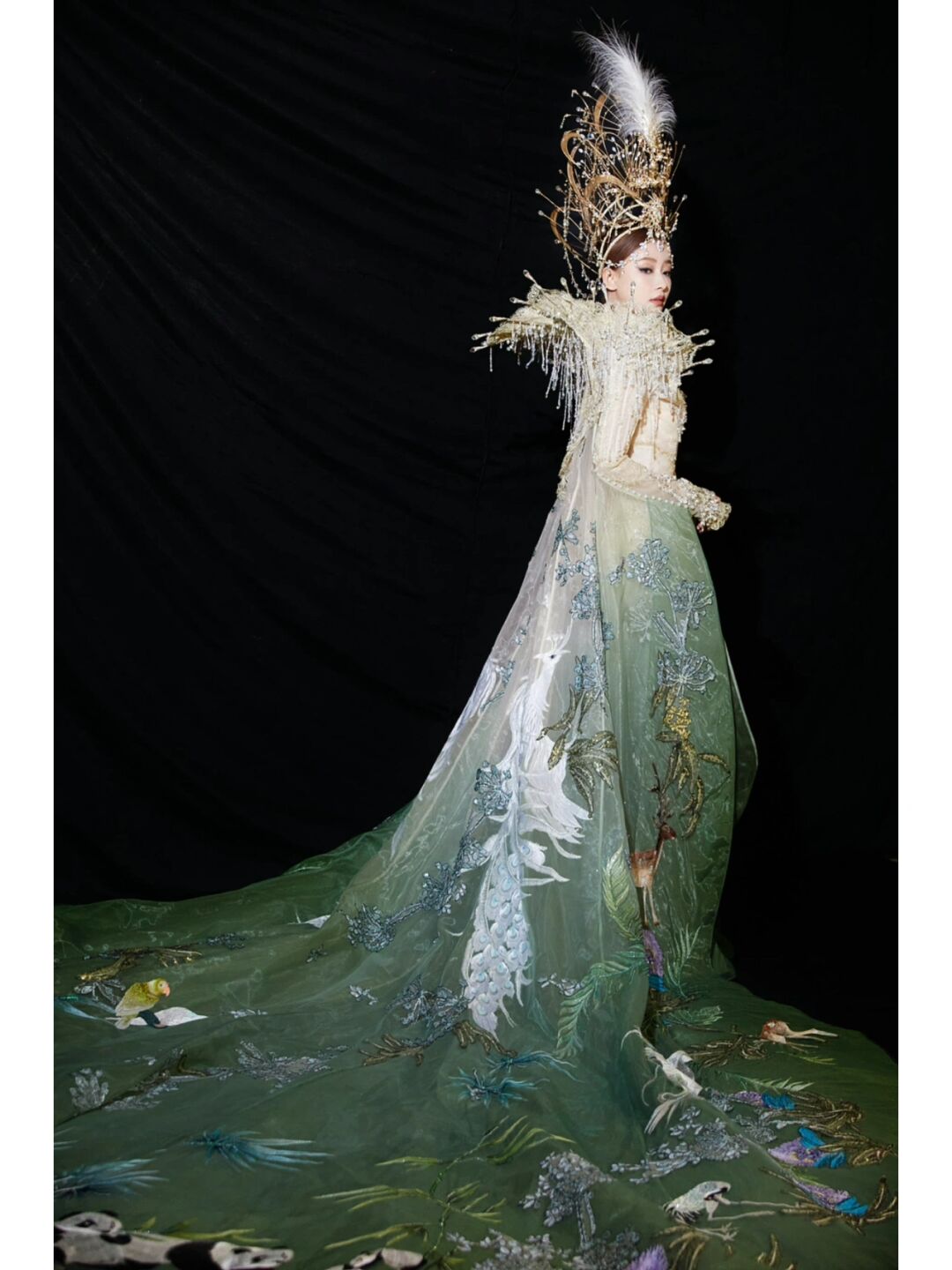 开始前还被误认为是"金鹰女神",其实是风尚秀的表演,礼服来自盖娅传说