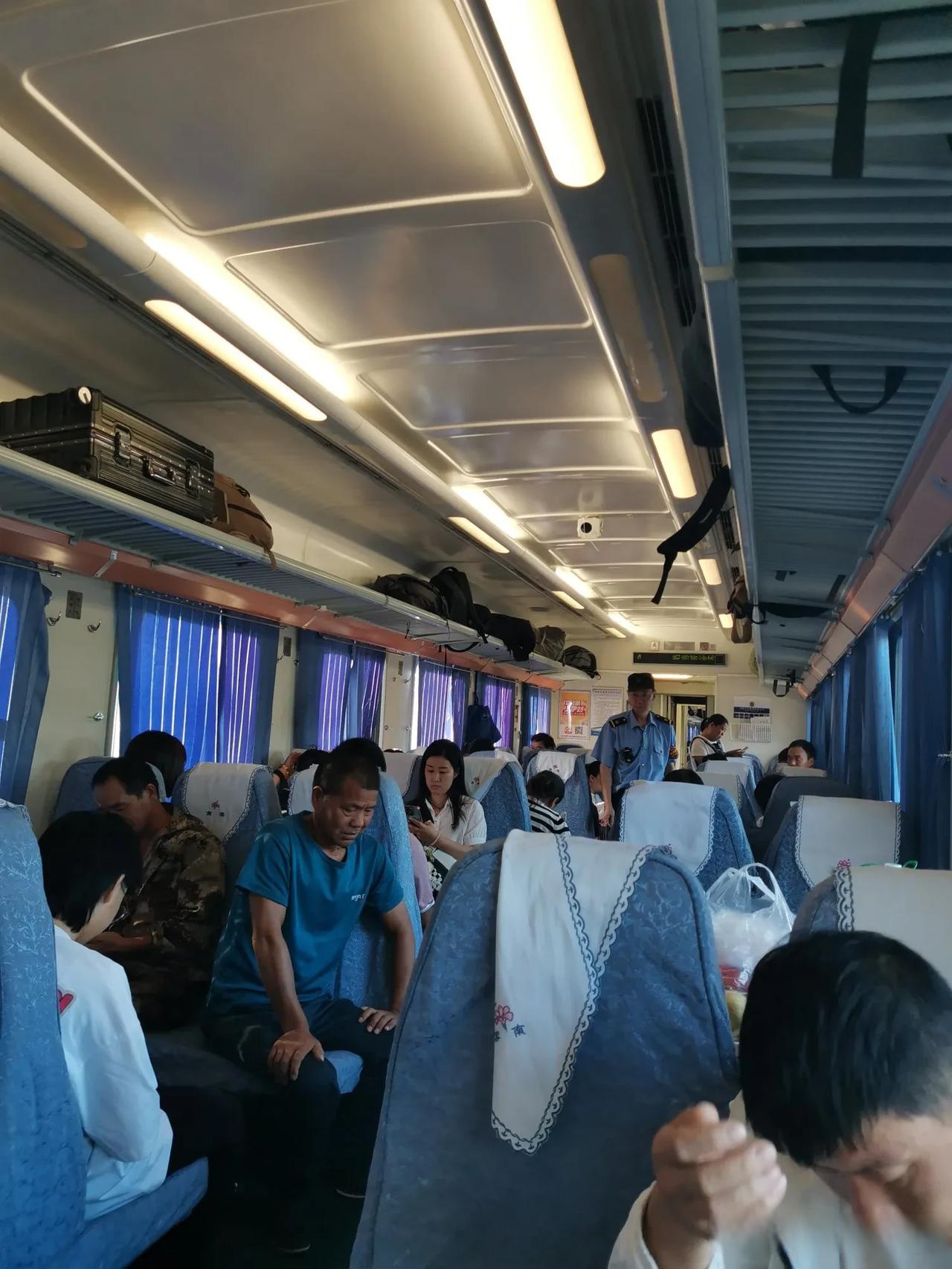 时隔不知道几年了,再次乘坐普快列车.真是由俭入奢易,由奢入俭难.