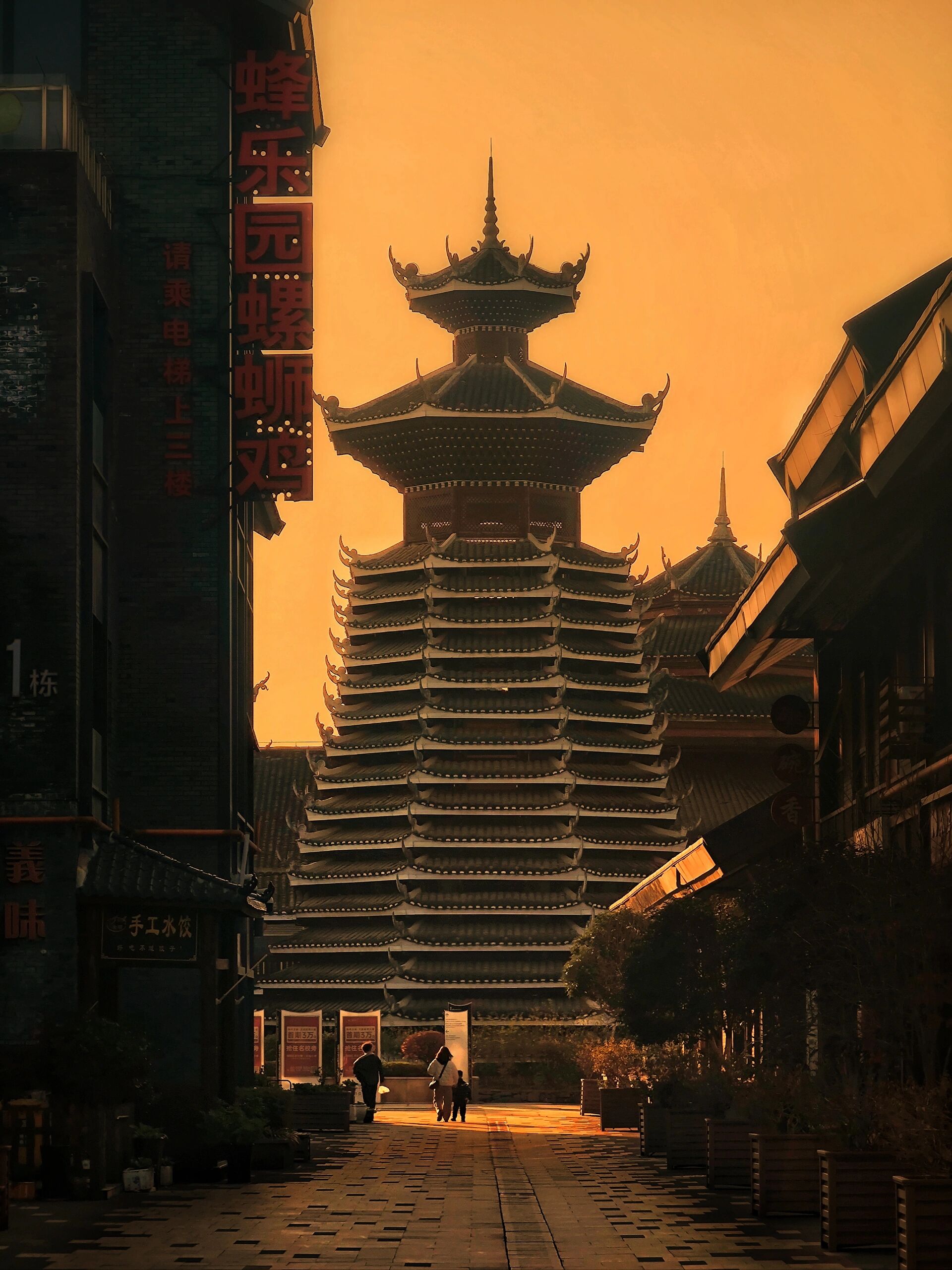 贵阳多彩贵州城侗族鼓楼