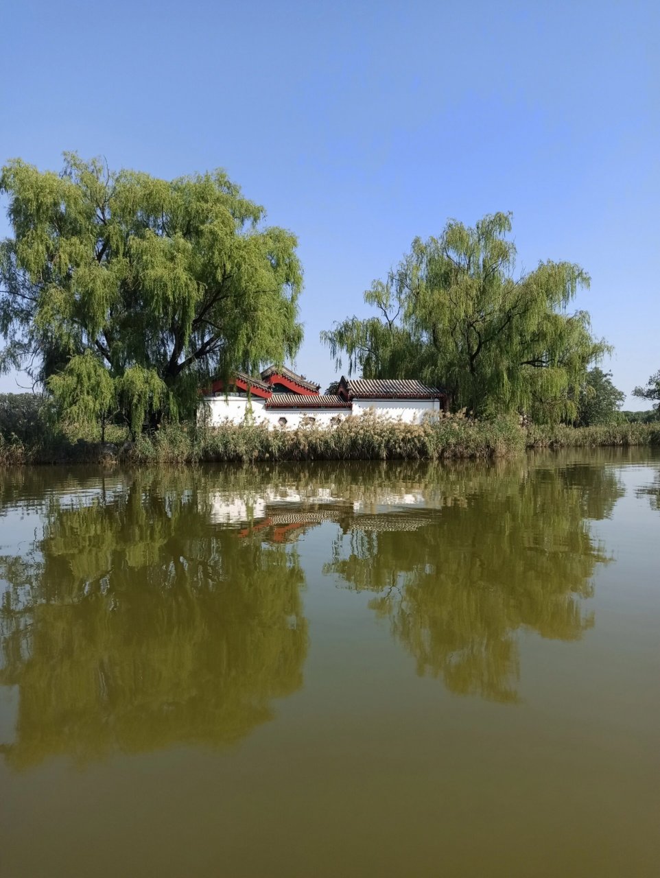 蓬岛瑶台1 图-是蓬岛瑶台有建筑的外观. 图-是自驾船停泊点.