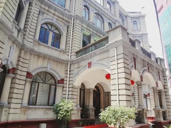 在洞庭小路特1号,一座庄重而典雅的建筑静静矗立,这便是曾经的俄国