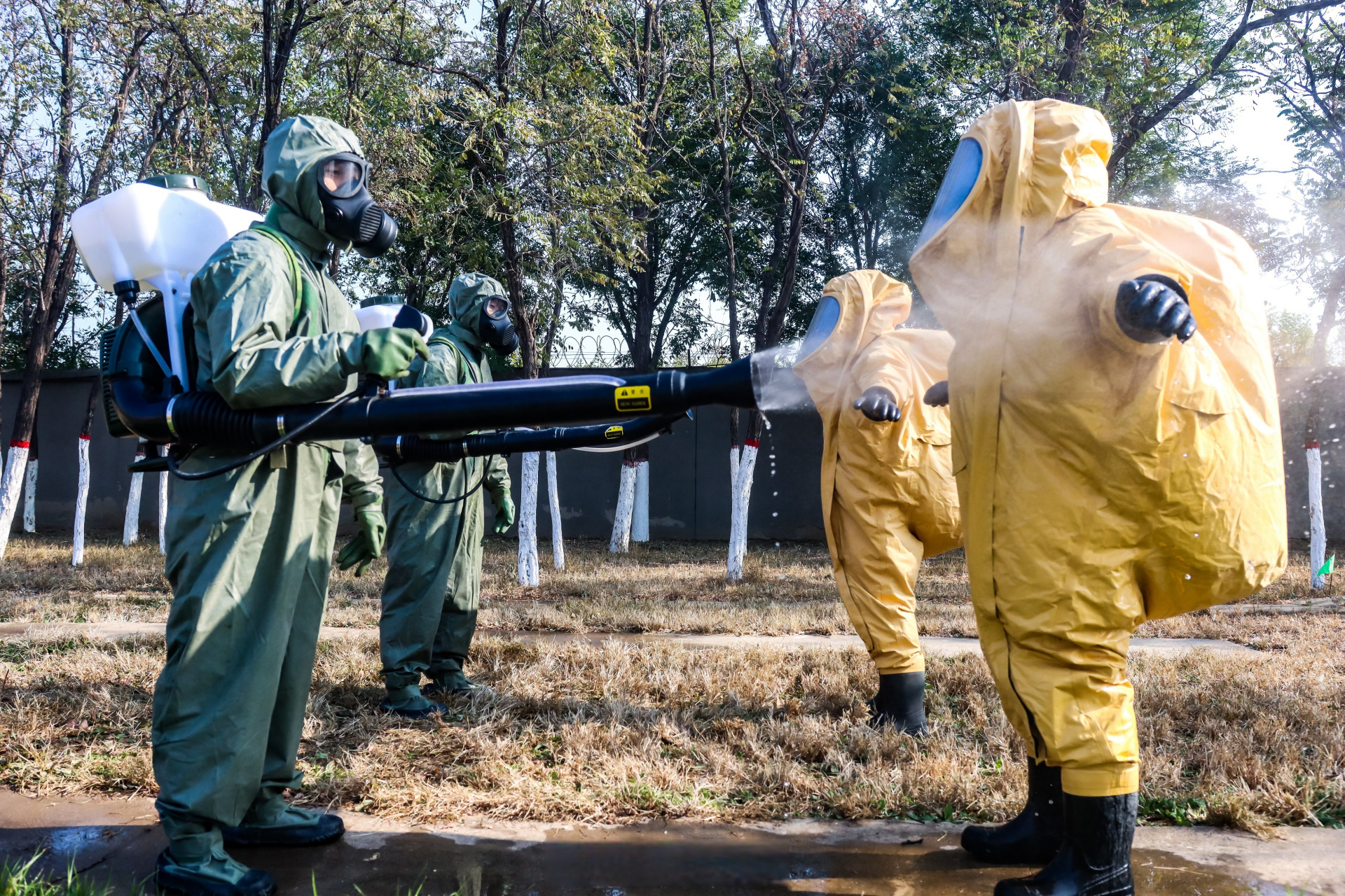 直击#武警防化兵硬核闯毒圈#】近日,武警天津总队某部开展专业化防化