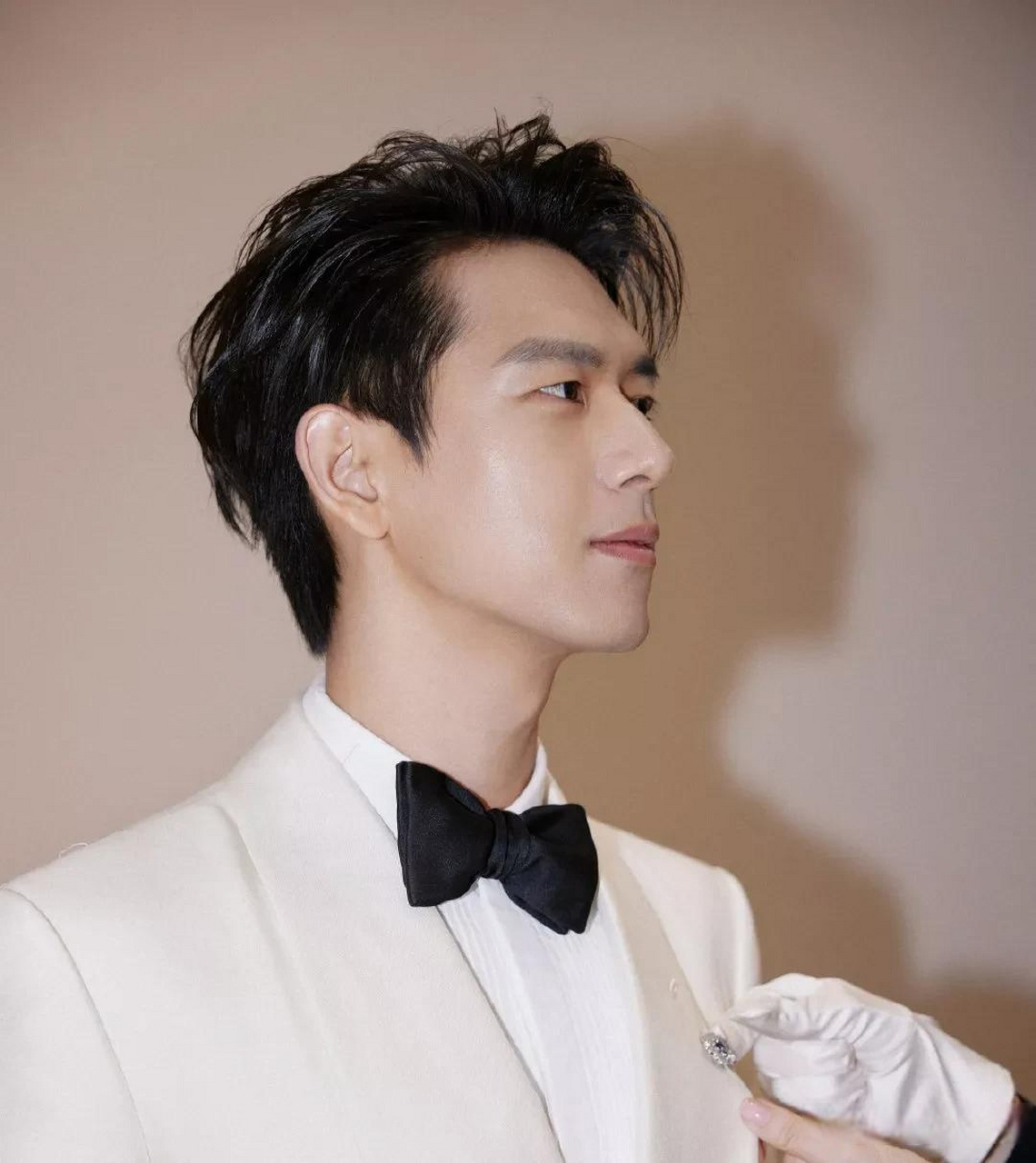 在如今娱乐圈一众帅哥里,他不是最帅,但是因为脸小,脖子长,腿长,刹哪