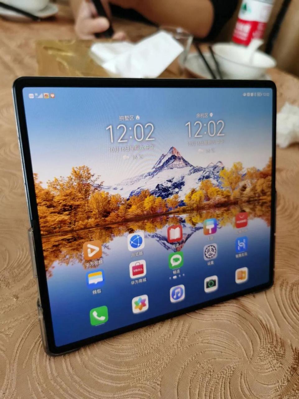 在科技与时尚的融合中,华为折叠屏手机已经成为了一种新的潮流.