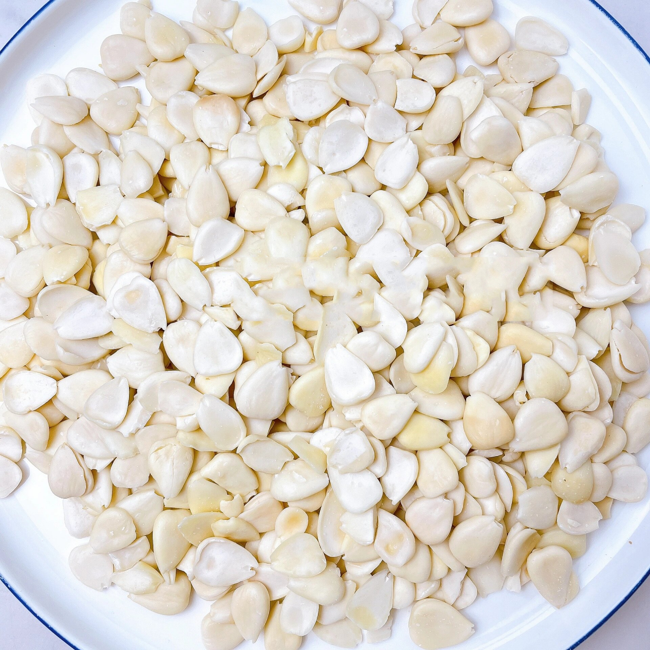 五白饮必备的南杏仁～ 03功效: 止咳平喘,润肠通便,滋养肌肤 南杏仁