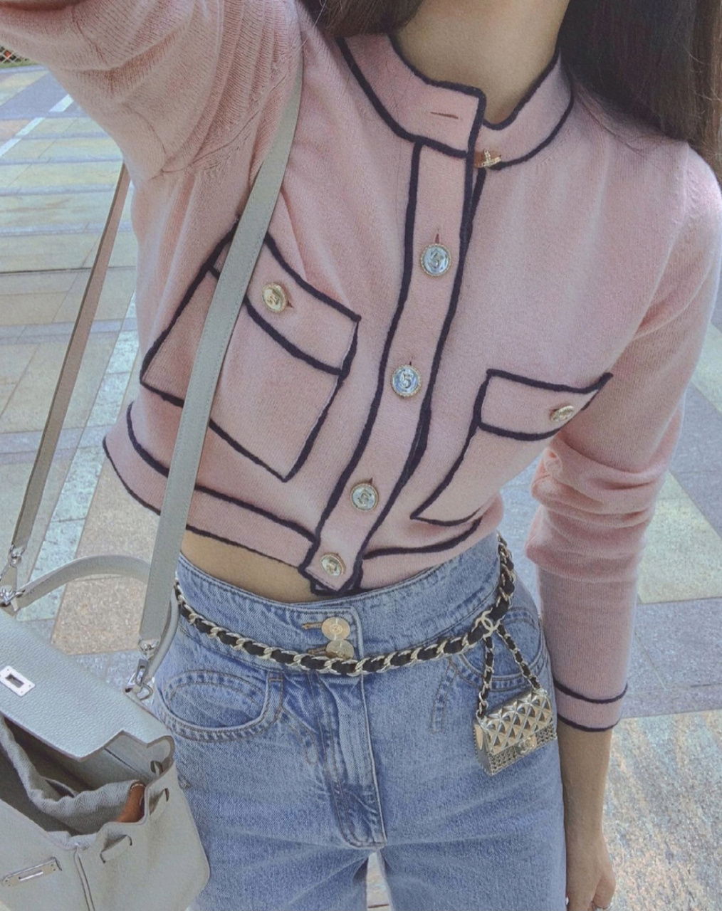 开衫 耳环 发箍戒指 腰链 牛仔裤 运动鞋:chanel 包包:hermes kelly25