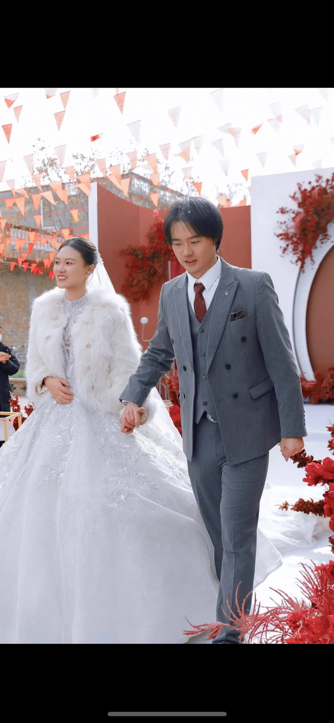 感谢各位亲朋好友的莅临和见证.愿我们都生活幸福美满,家庭和谐安康