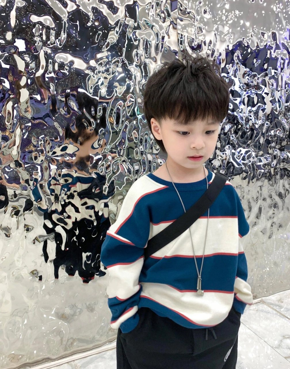 男童发型|这又奶又拽的小男孩9699 秋季穿搭最实用的还是卫衣裤