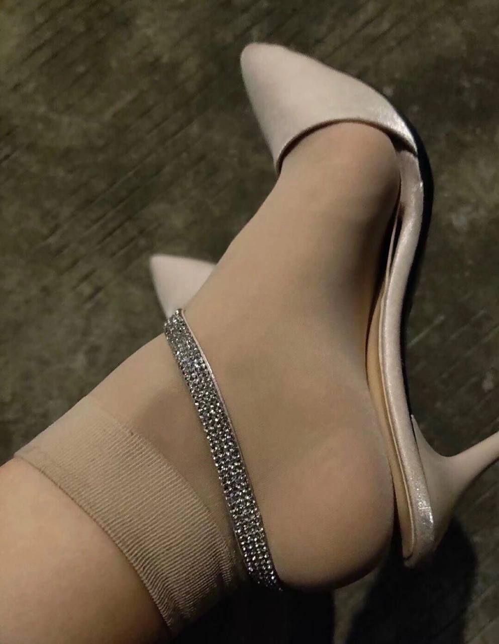 肉色大妈短丝袜搭配后空高跟凉鞋9191 虽然大妈短丝袜已经够土的