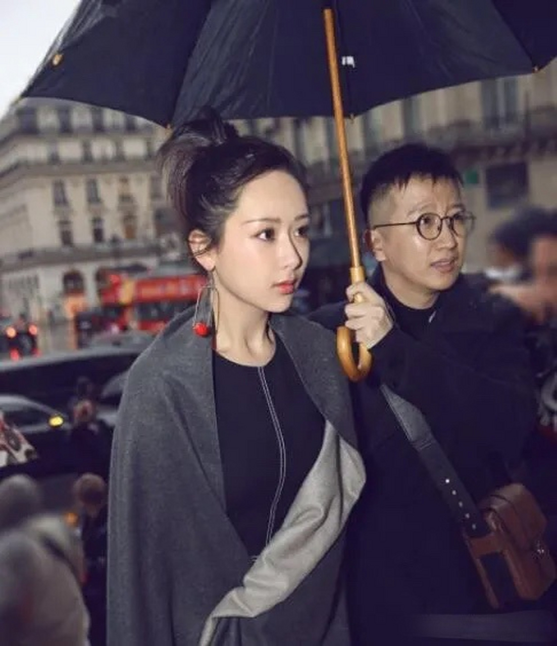 有媒体爆料称,杨紫和经纪人的合约马上到期了 以后会由杨紫的父亲来