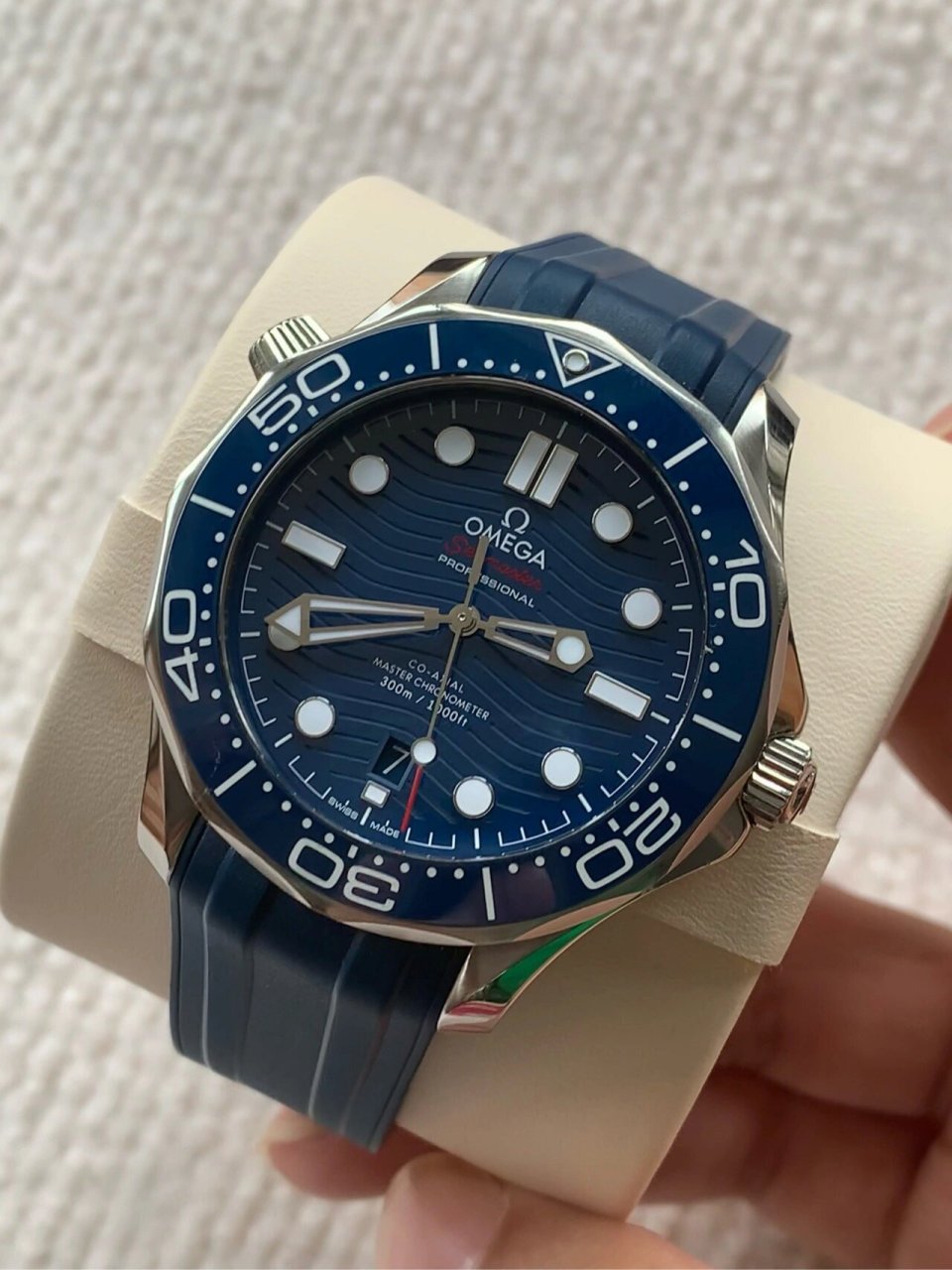 欧米茄海马300蓝盘胶带款 经典热门!型号210.32.42.20.03.001 !