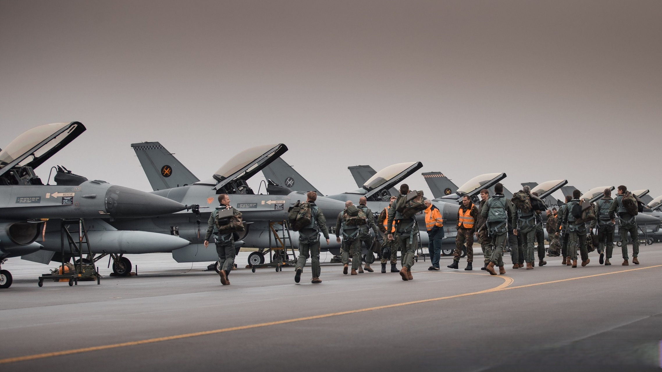 荷兰沃尔克尔空军基地的f-16大象走路,数量有点少