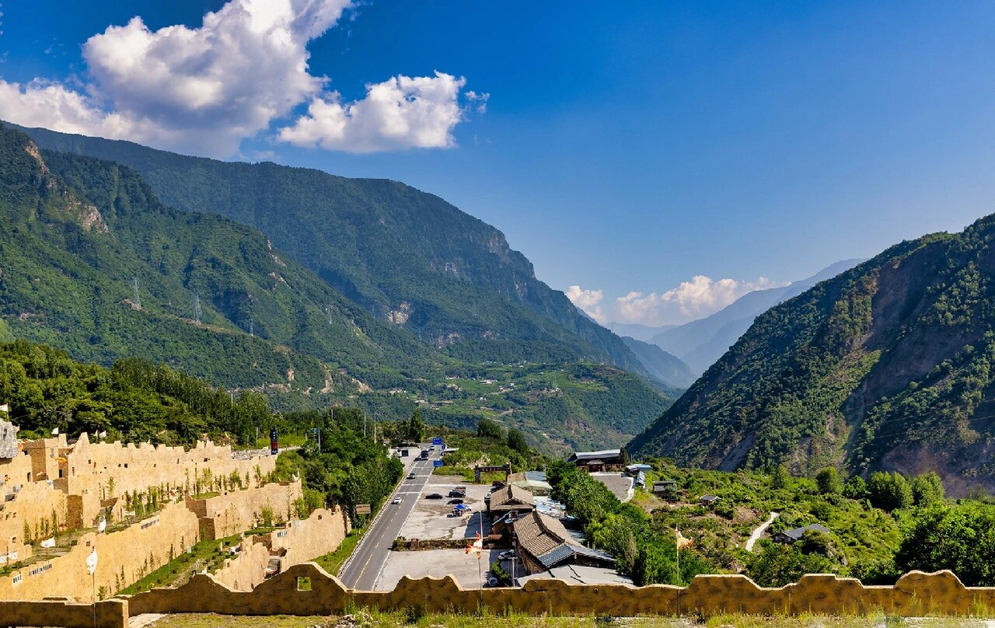 蚕陵重镇 据传说:蚕丛建立古蜀国(今茂县叠溪),名叫蚕丛都,而后黄帝的