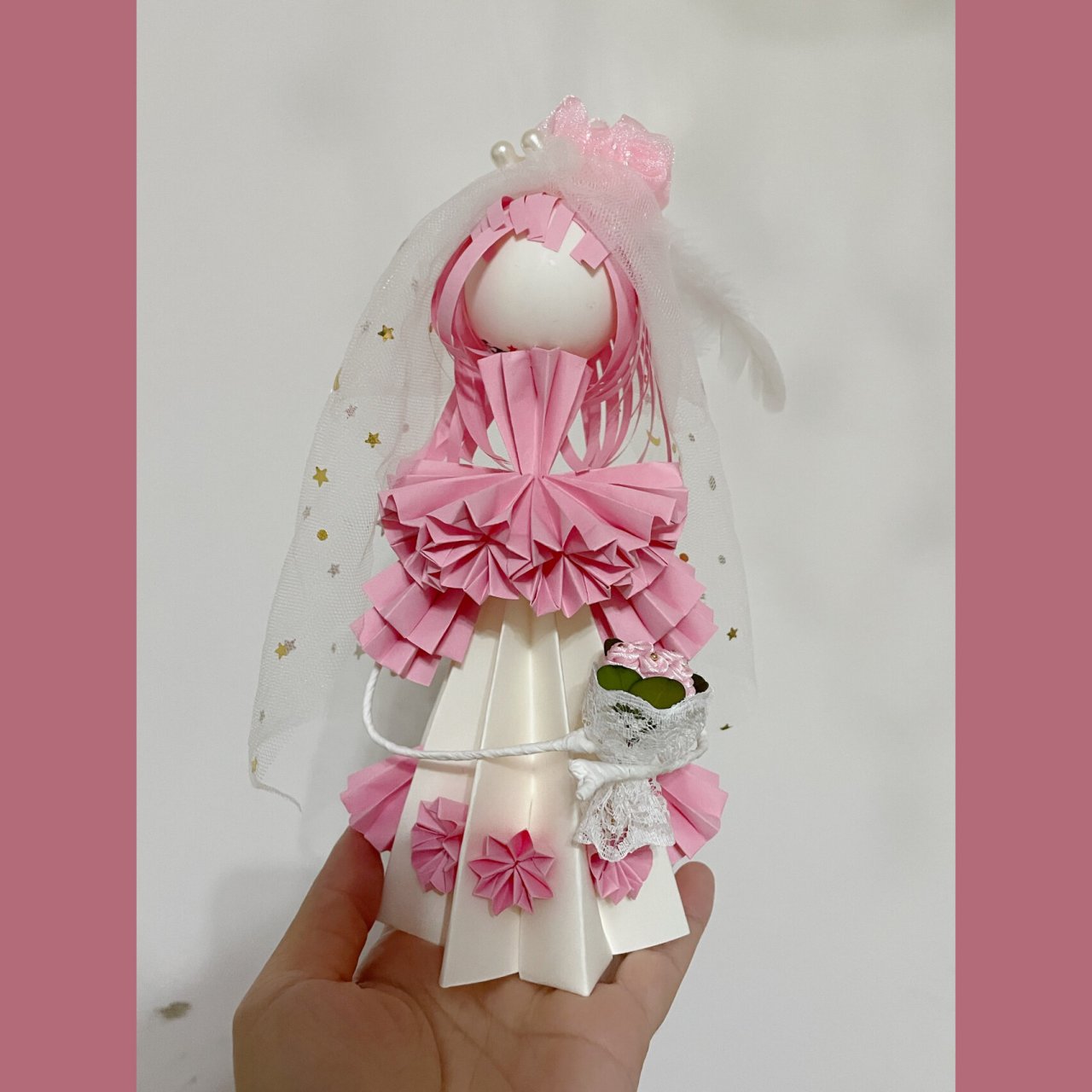 幼儿园家长必备97 立体折纸娃娃制作过程 准备材料: 手工纸若干
