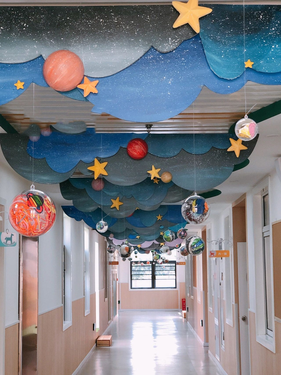 幼儿园环创之星空吊饰 亚克力球挂件 做法:用kt板涂上你喜欢的星空的