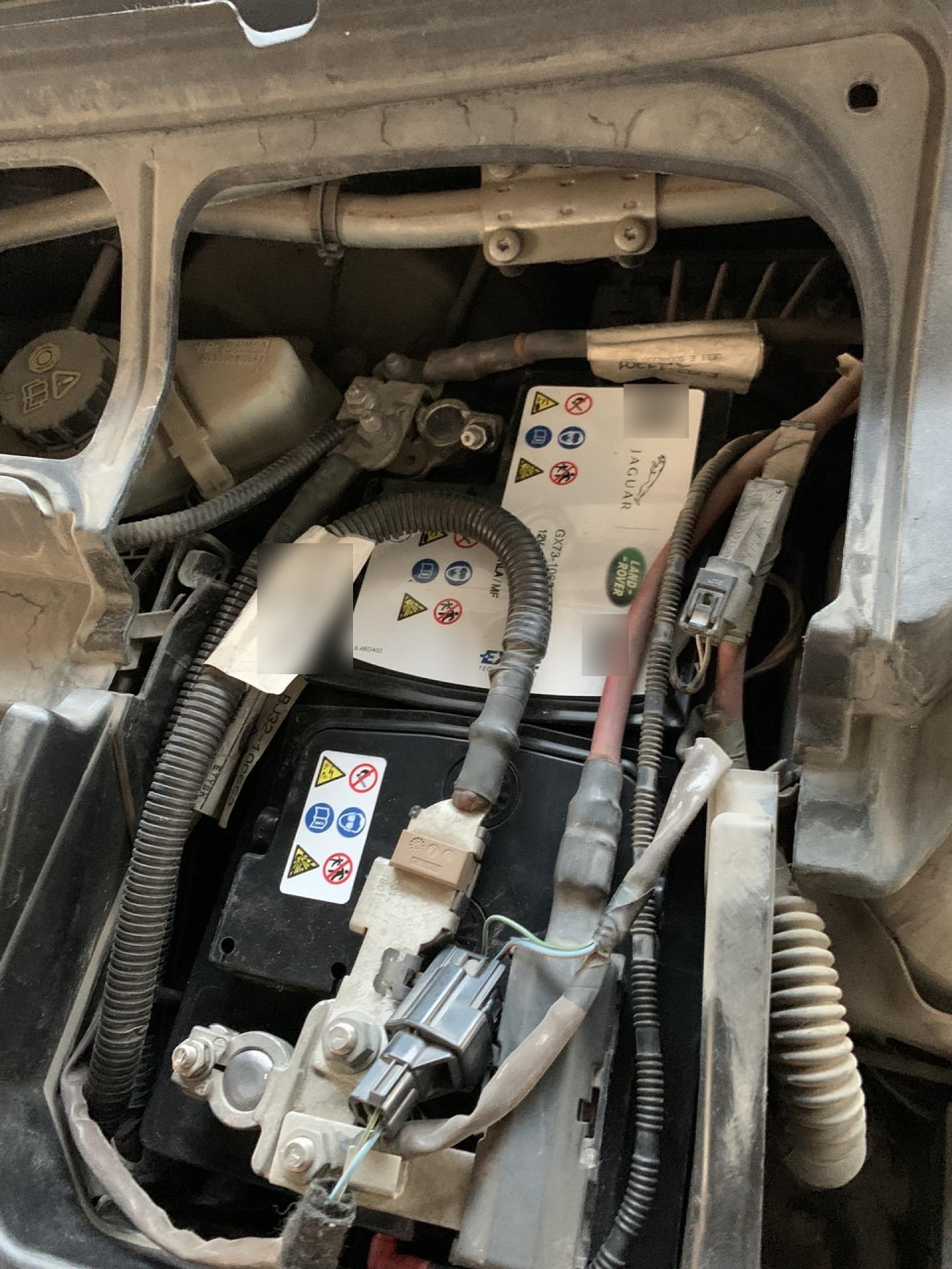 路虎极光更换电瓶.