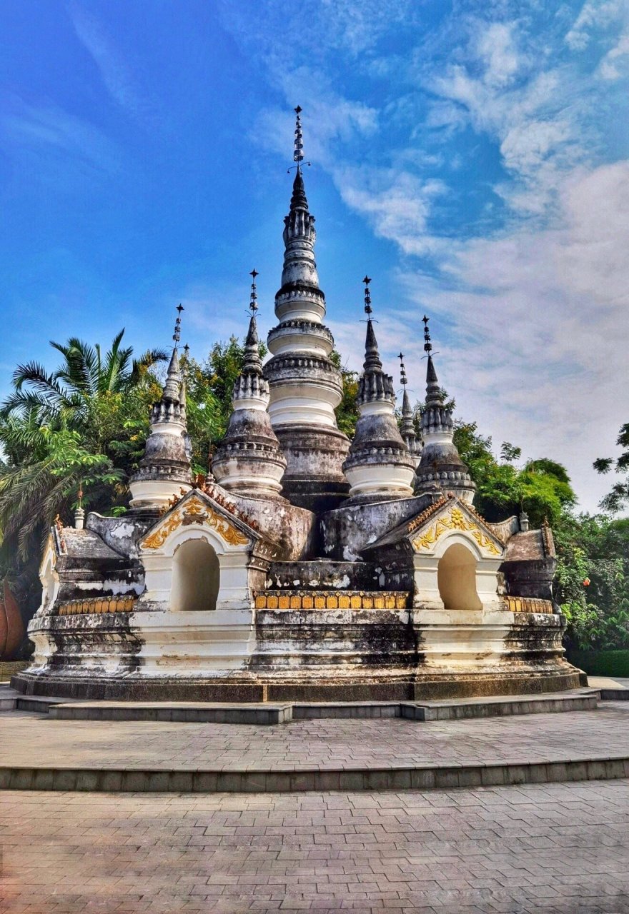 曼听公园内一座仿建的"曼飞龙白塔",真品在离景洪40公里处的大勐龙坝
