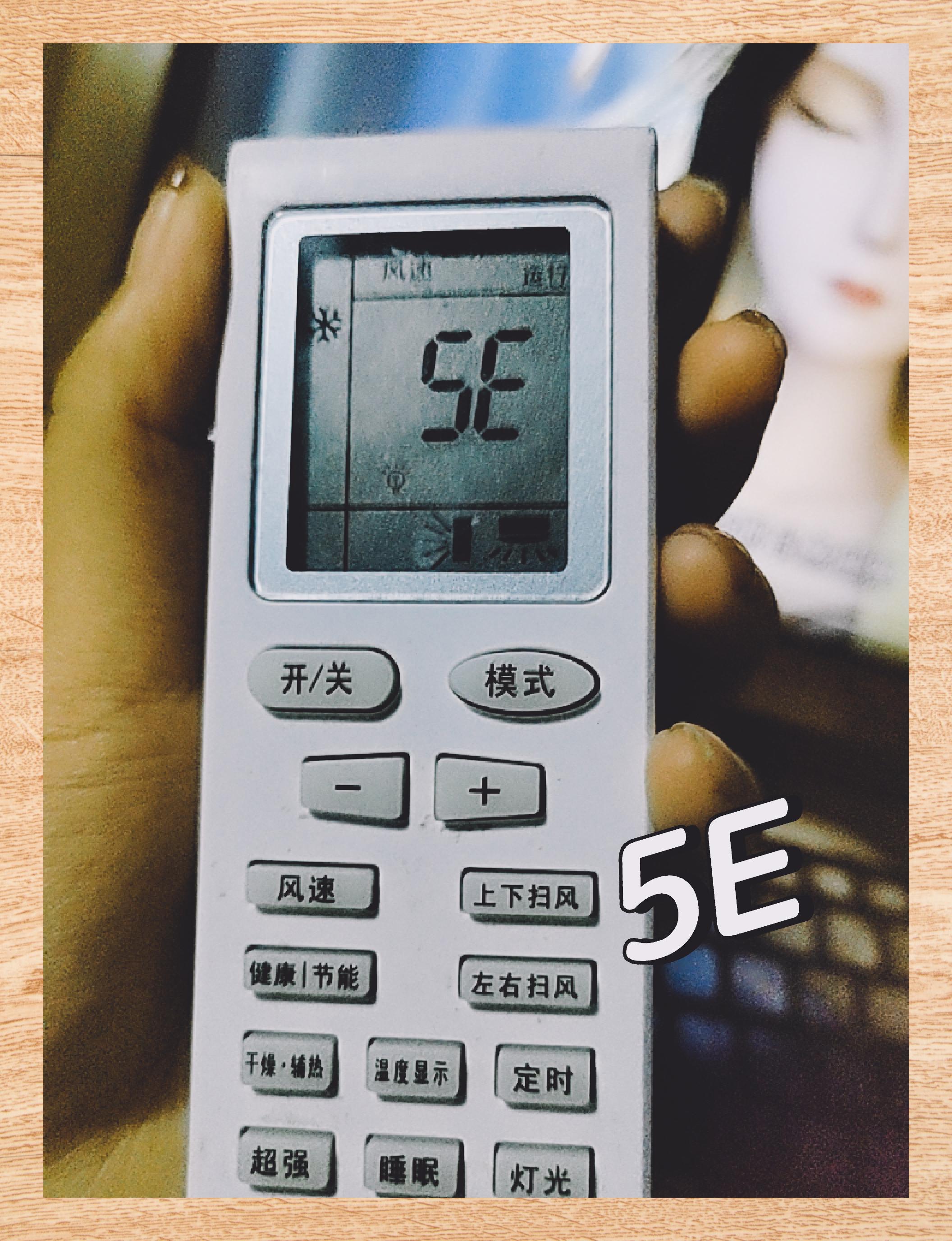 把空调温度调到26度,风速调到两格; 第二步:摁下那个写着"健康节能"的
