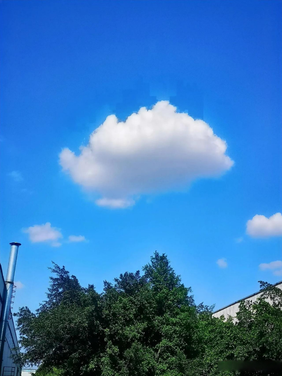 随手拍一张美丽天空照盐都自贡下午的蓝天白云!