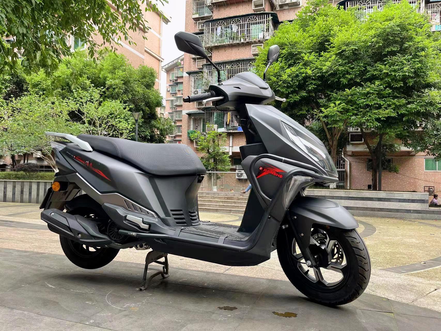 24年4月上牌,国产建设裂行125踏板摩托车,900多公里,前后碟刹,液晶