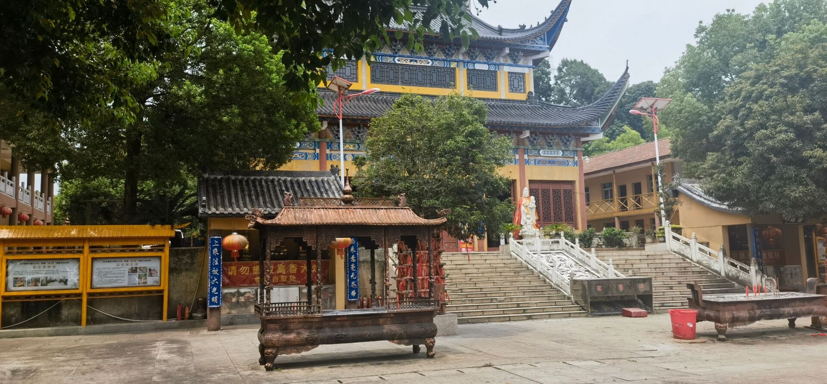 南昌梦山 大下午一点二十到的没什么人,中间红色亭子即使是大夏天也是