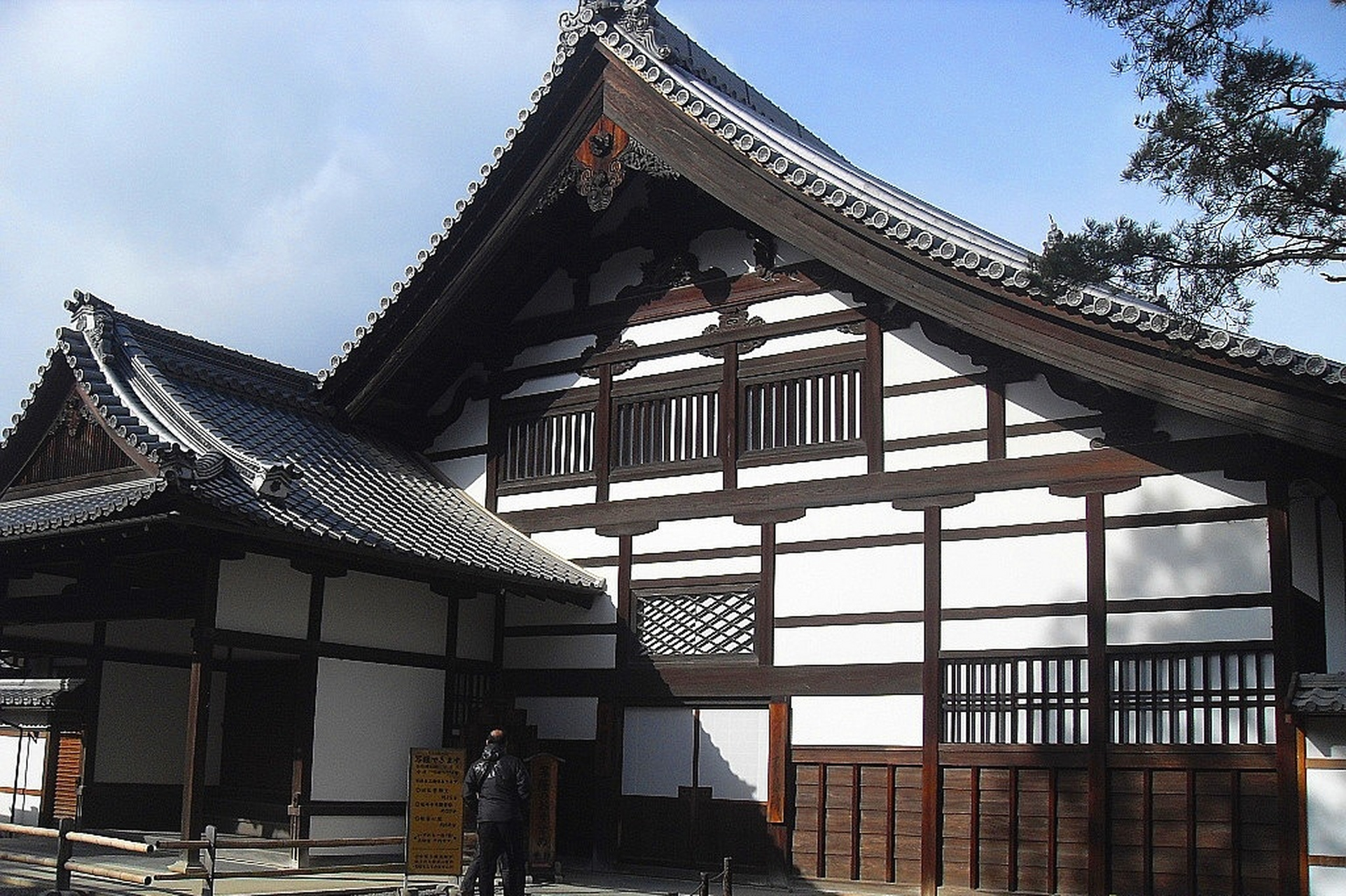 日本京都的金阁寺 金阁寺的正名叫鹿苑寺,其中,内外都贴满了金箔的
