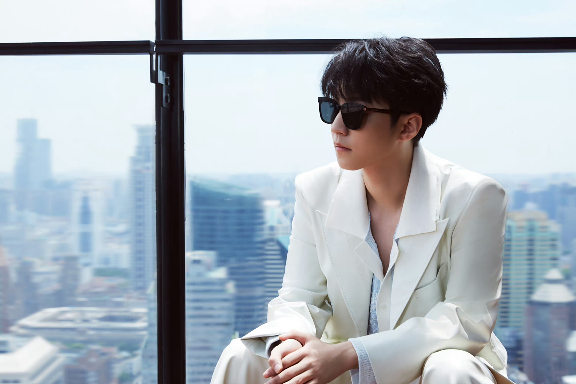 王俊凯白西装墨镜造型#   王俊凯能不能多戴眼镜97墨镜9815啊!