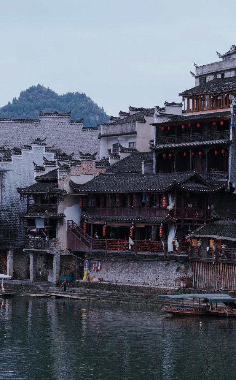 藏在山里的湘西古镇:边城 游玩:边城茶峒镇虽然一脚踏三省,但是相对