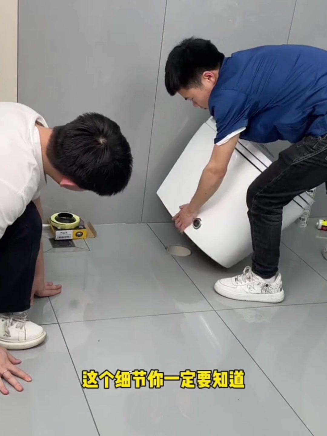 马桶这样安装确保不漏水反臭味  首先,卫生间贴完砖后,马桶排水管和