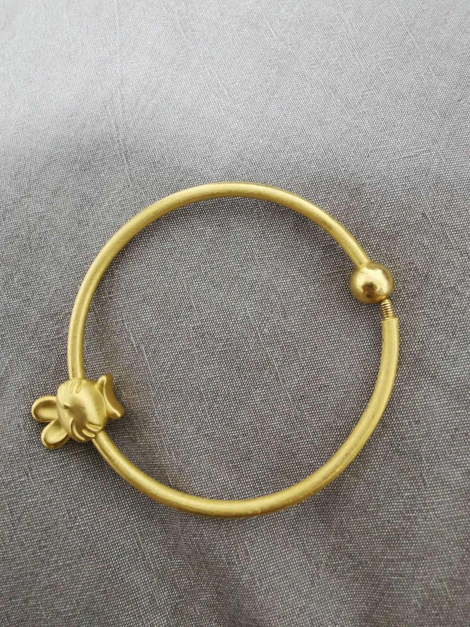 千万不要买周生生这个金镯 一开始买,我朋友和我说会自己松开我还不信