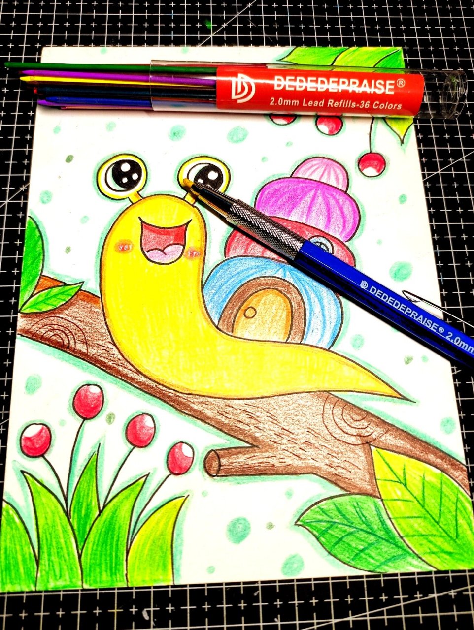 彩铅简笔画《蜗牛的家》  绘画工具: 纸:16开水彩纸 笔:艺柏迪嘉自动