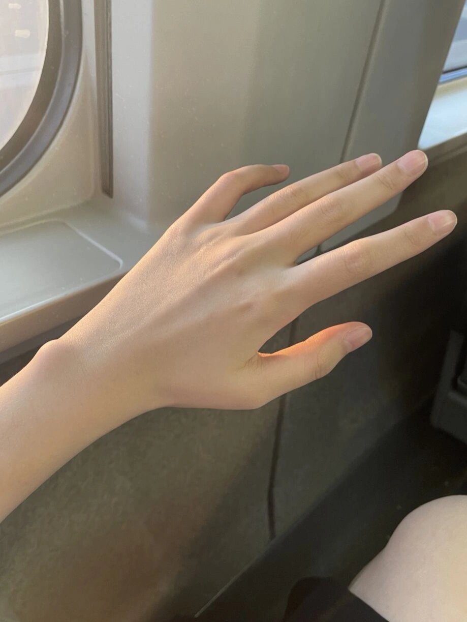 给你们看看女孩子的手