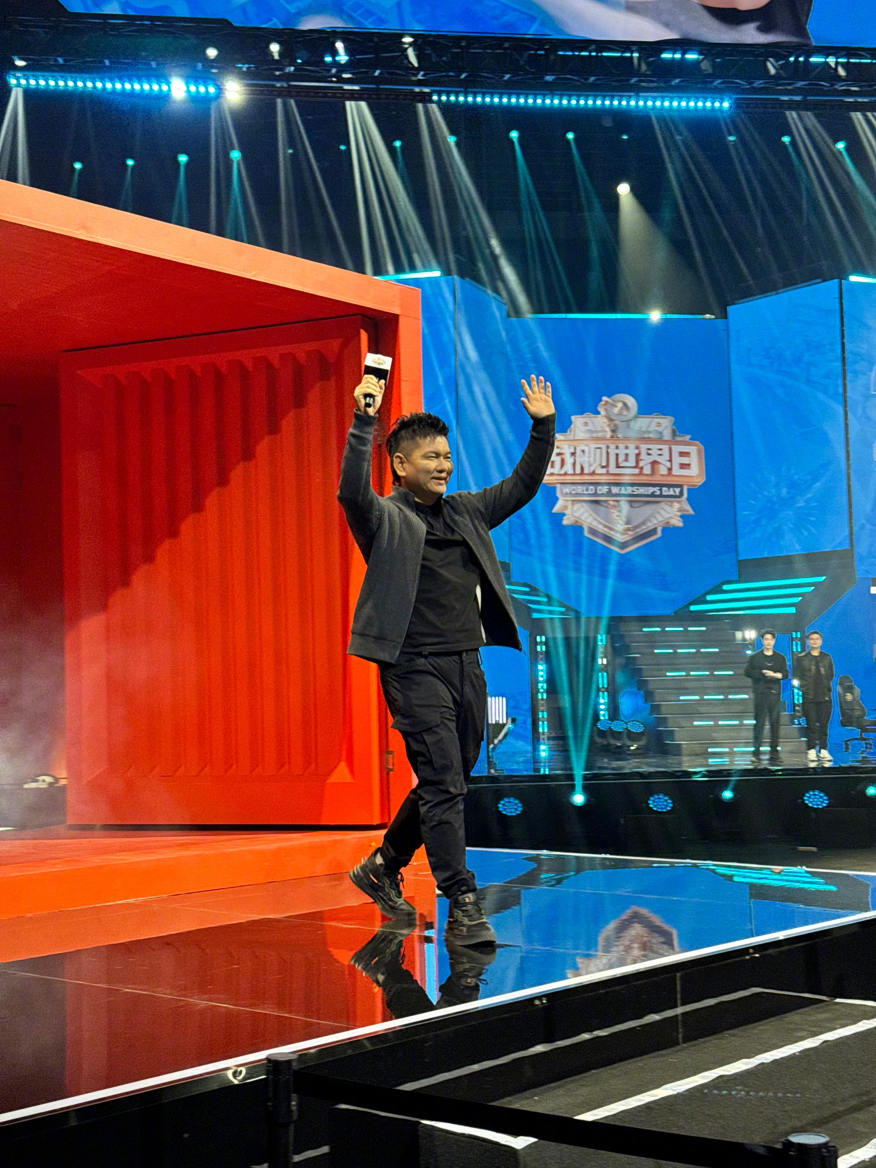 第一次跟专业选手们打战舰世界,发挥还可以,尤其第二场比赛爆了对方