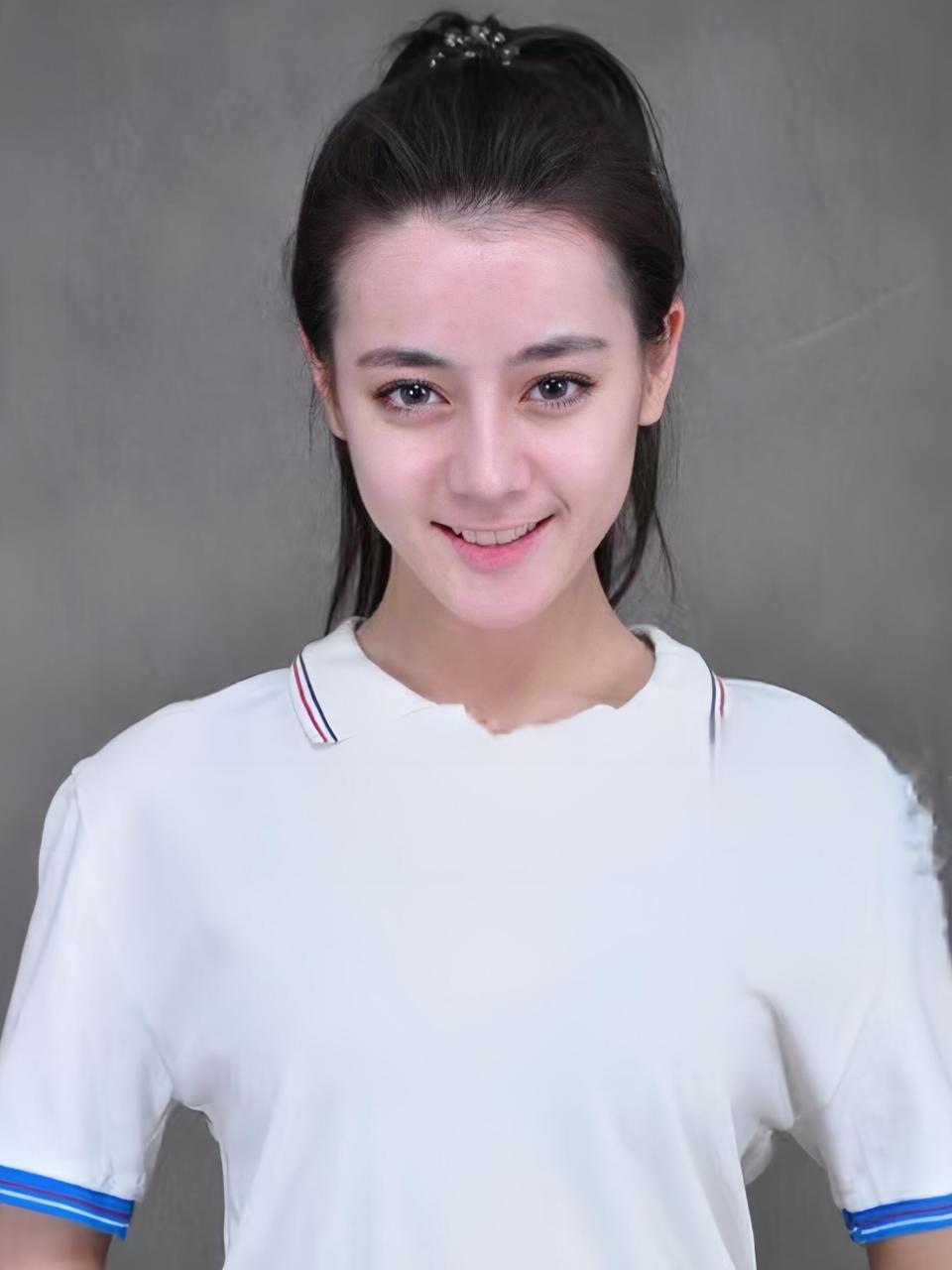 早期的迪丽热巴,脸好圆润