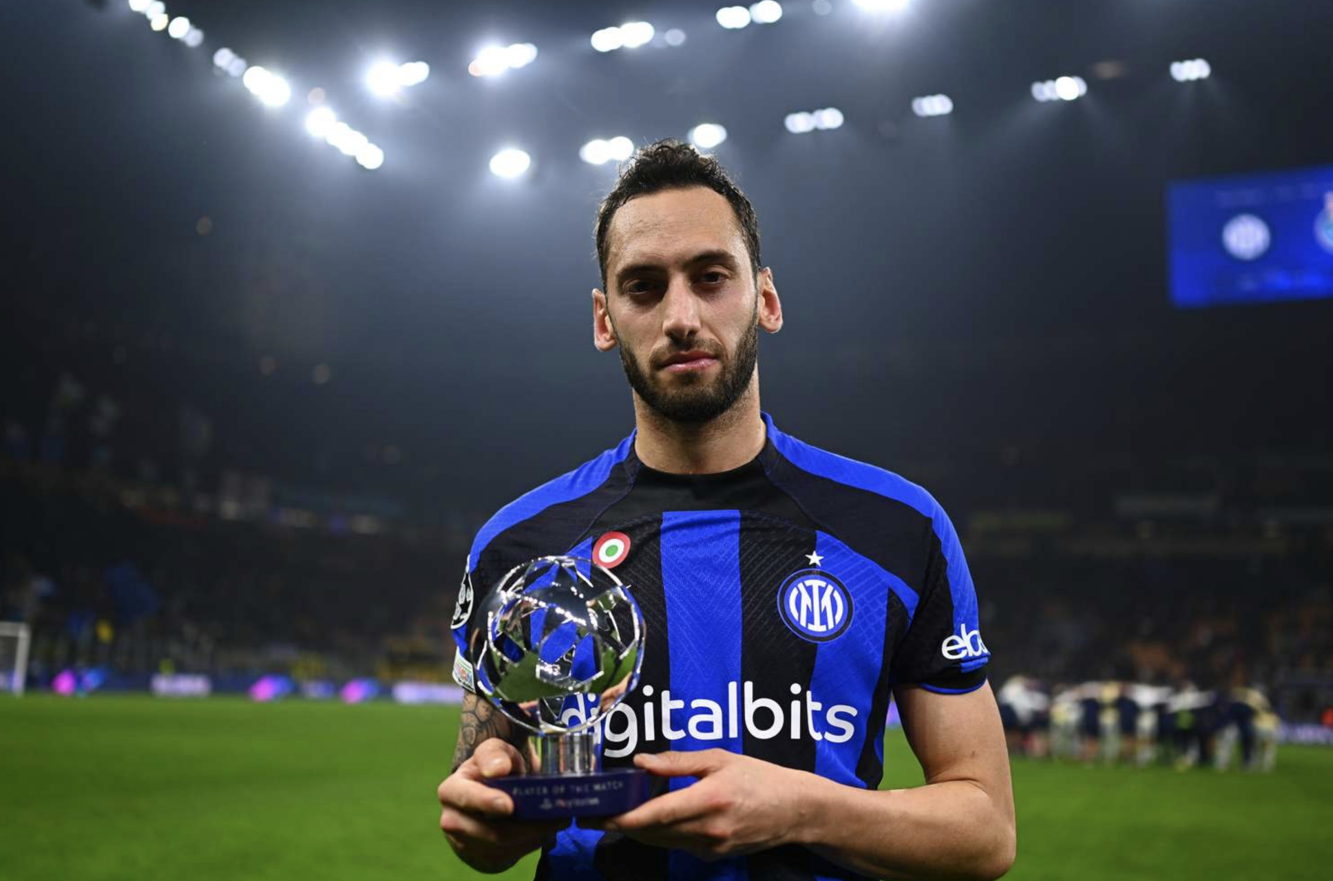 欧足联本场比赛最佳球员是恰尔汗奥卢,恭喜!