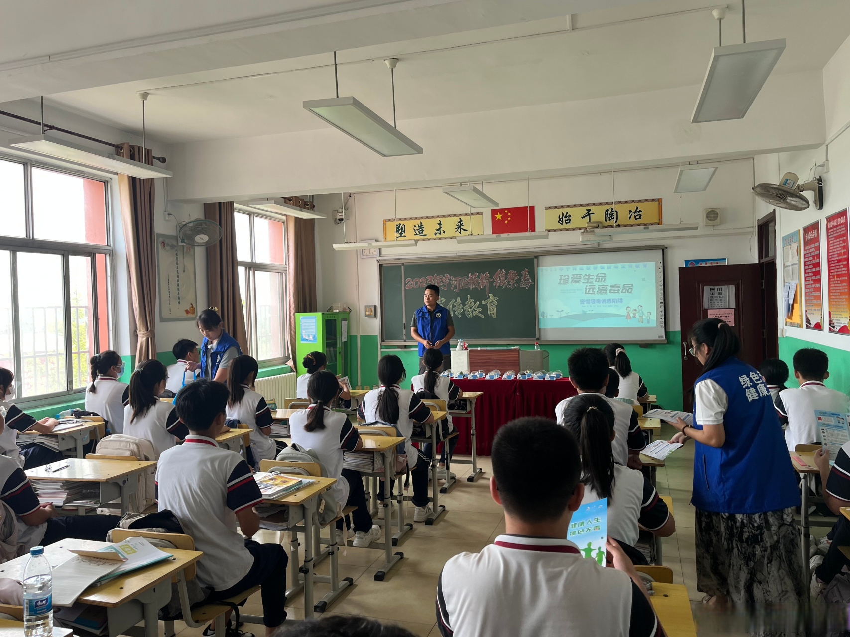点亮开学第一课】 9月7日,天津市宁河区禁毒办联合板桥镇走进板桥中学