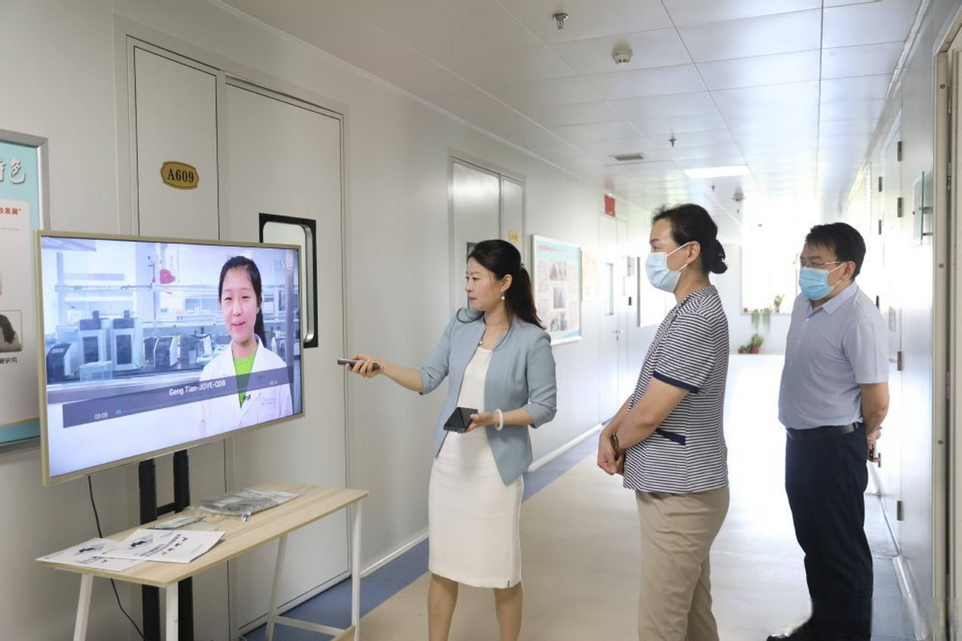 党委书记车先礼在十楼接待室会见李霞一行.